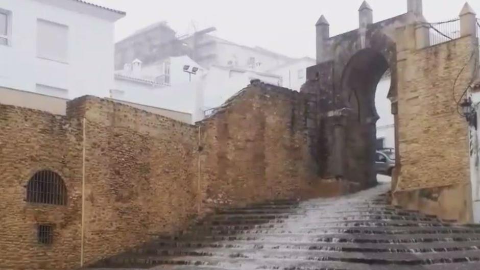 Espectacular cascada en el Arco de la Pastora de Medina Sidonia