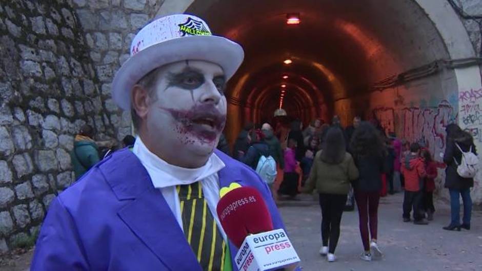 Vecinos de Las Tablas y Fuencarral celebran Halloween en el túnel que une sus barrios