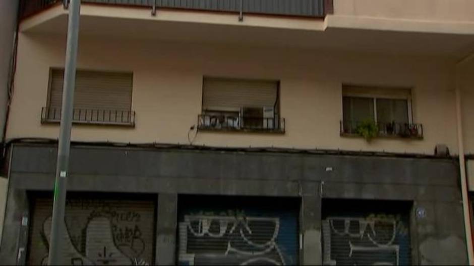 El Ayuntamiento de Barcelona precinta las obras de un "piso-colmena" por considerarlos "infraviviendas"