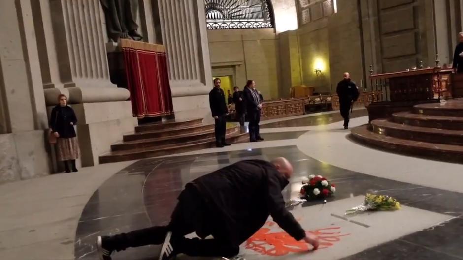 Vídeo: Un hombre pinta una paloma roja sobre la tumba de Franco