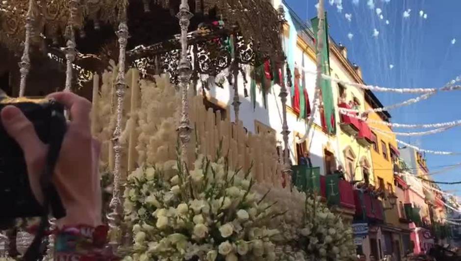 Salida de la Esperanza de Triana de su templo para ir a la Catedral