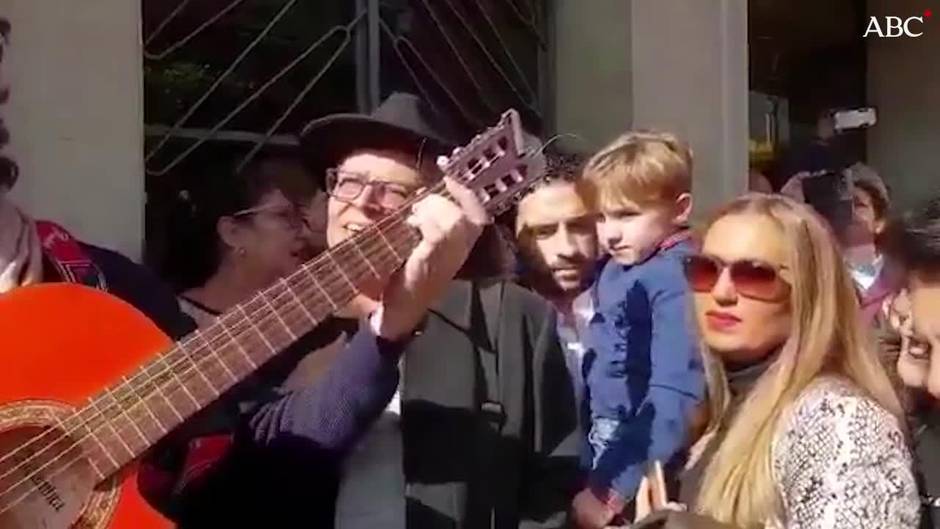 El cantante de Triana, Jesús de la Rosa, ya tiene una placa en la fachada de su casa natal en la calle Feria