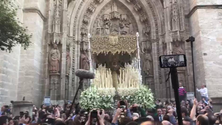 Salida de la Esperanza de Triana desde la Catedral