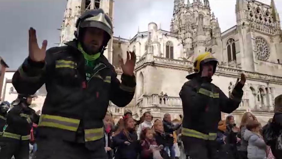 La «flashmob» de los bomberos de Burgos por el ELA