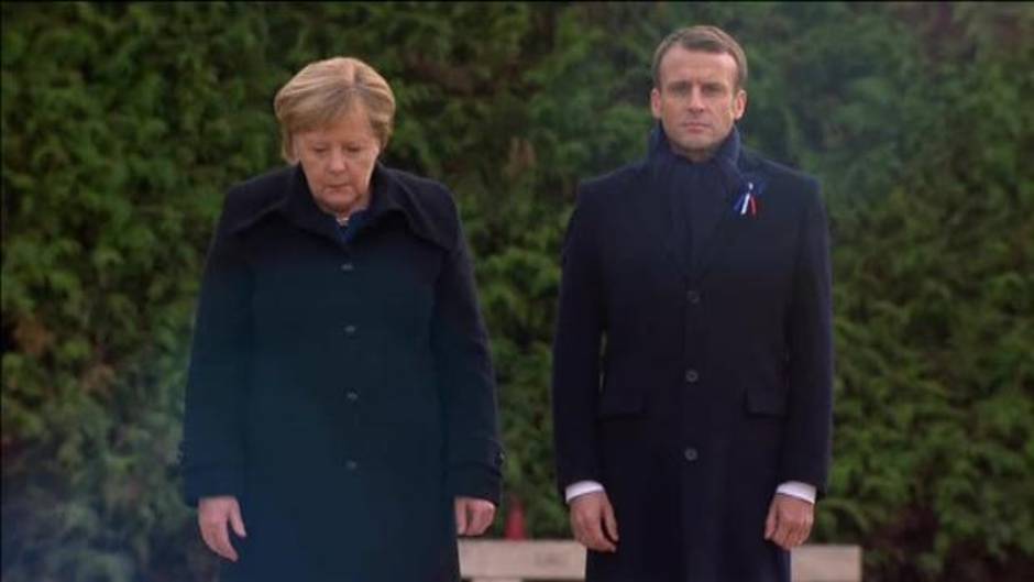 Histórica imagen de Macron y Merkel en el lugar del armisticio de 1918