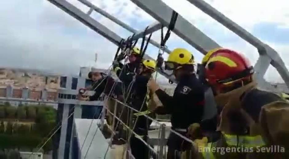 Rescatados dos trabajadores que quedaron atascados en una grúa en la planta novena de un edificio en Sevilla