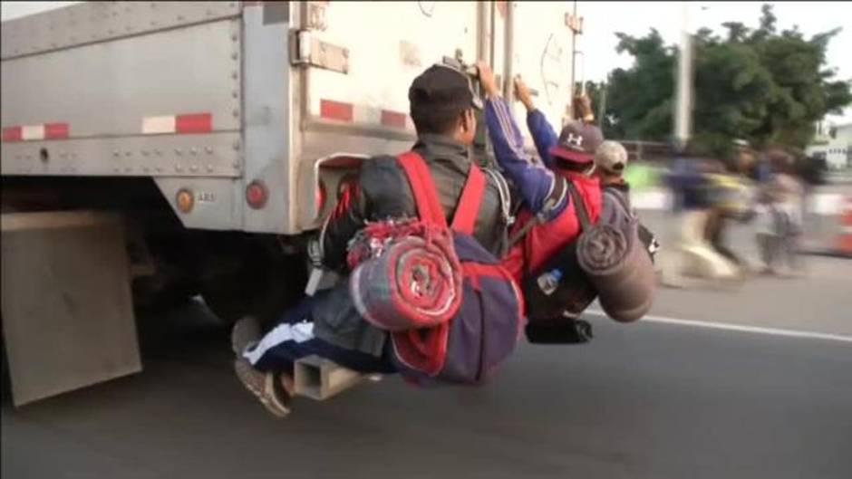 El primer grupo de la caravana de migrantes llega a Tijuana (México), una de las fronteras con EEUU