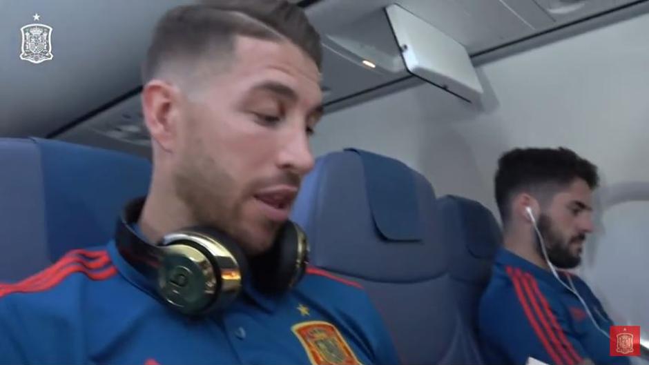 Así pasa Sergio Ramos sus numerosas horas de avión