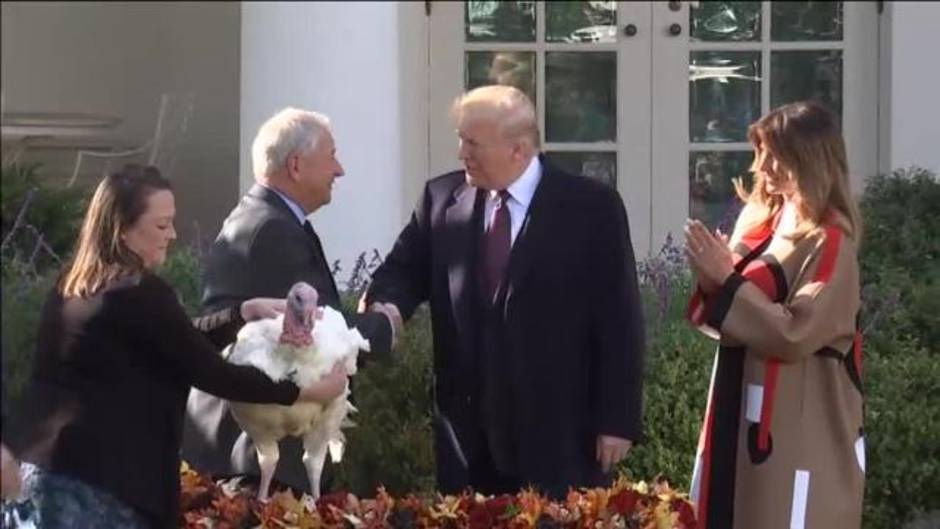 Trump cumple con la tradición e indulta a los dos pavos en la Casa Blanca en la víspera de Acción de Gracias