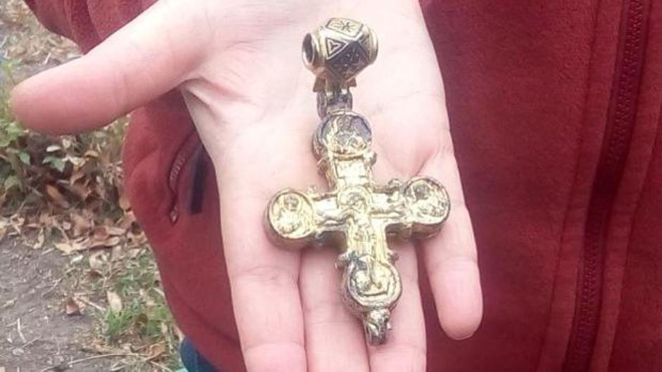 Hallan un fragmento de la Cruz de Cristo dentro de un relicario del siglo XII