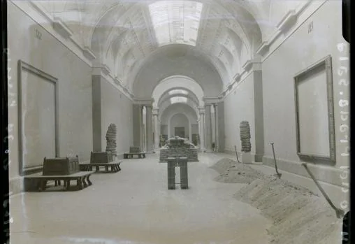 Bombas en los tejados y paredes desnudas: Así quedó el Museo del Prado durante la Guerra Civil