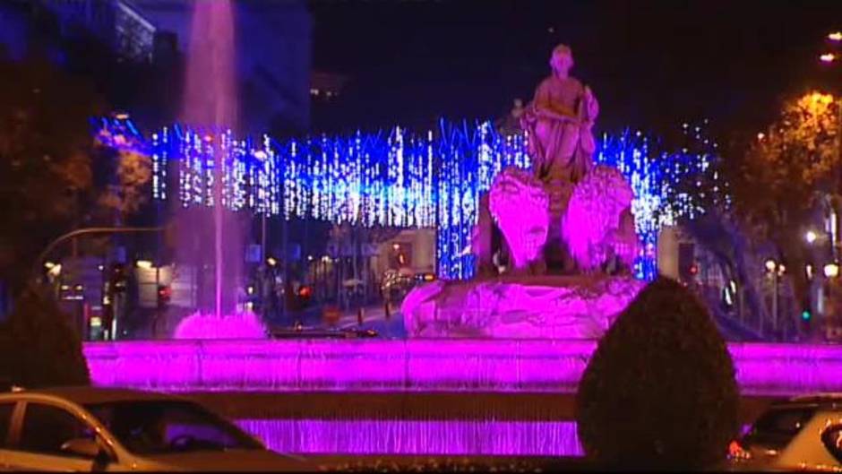 La Cibeles se tiñe de morado para apoyar la erradicación de la violencia machista