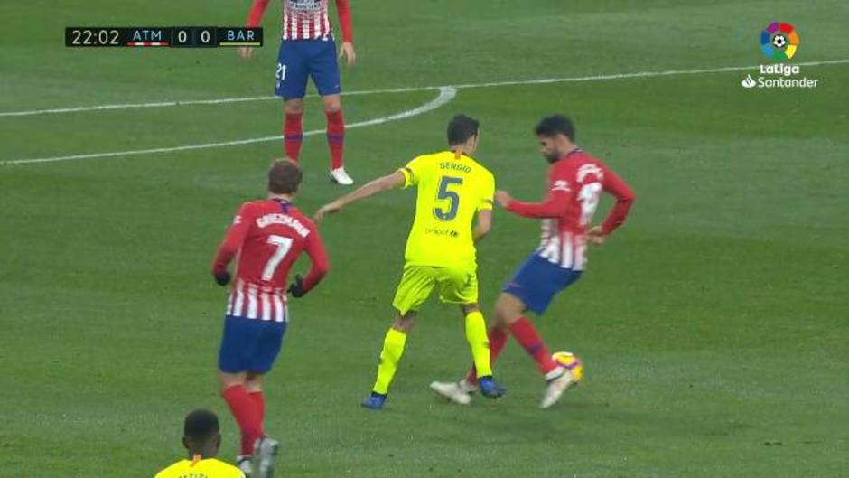 El caño de Busquets a Diego Costa