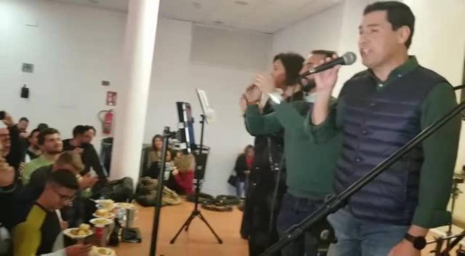 Juanma Moreno se arranca a cantar durante un acto de las elecciones andaluzas 2018