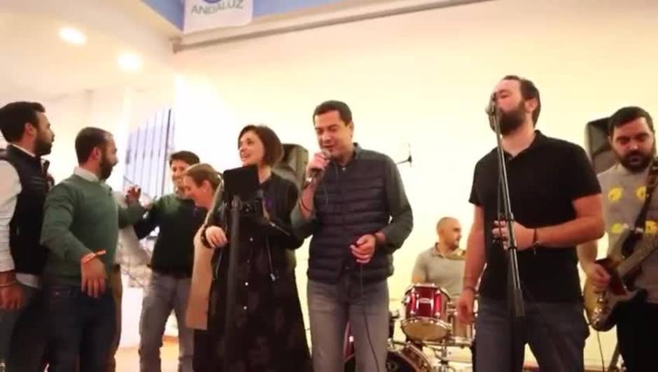 Juanma Moreno canta «Cuando brille el sol» durante un acto con Nuevas Generaciones