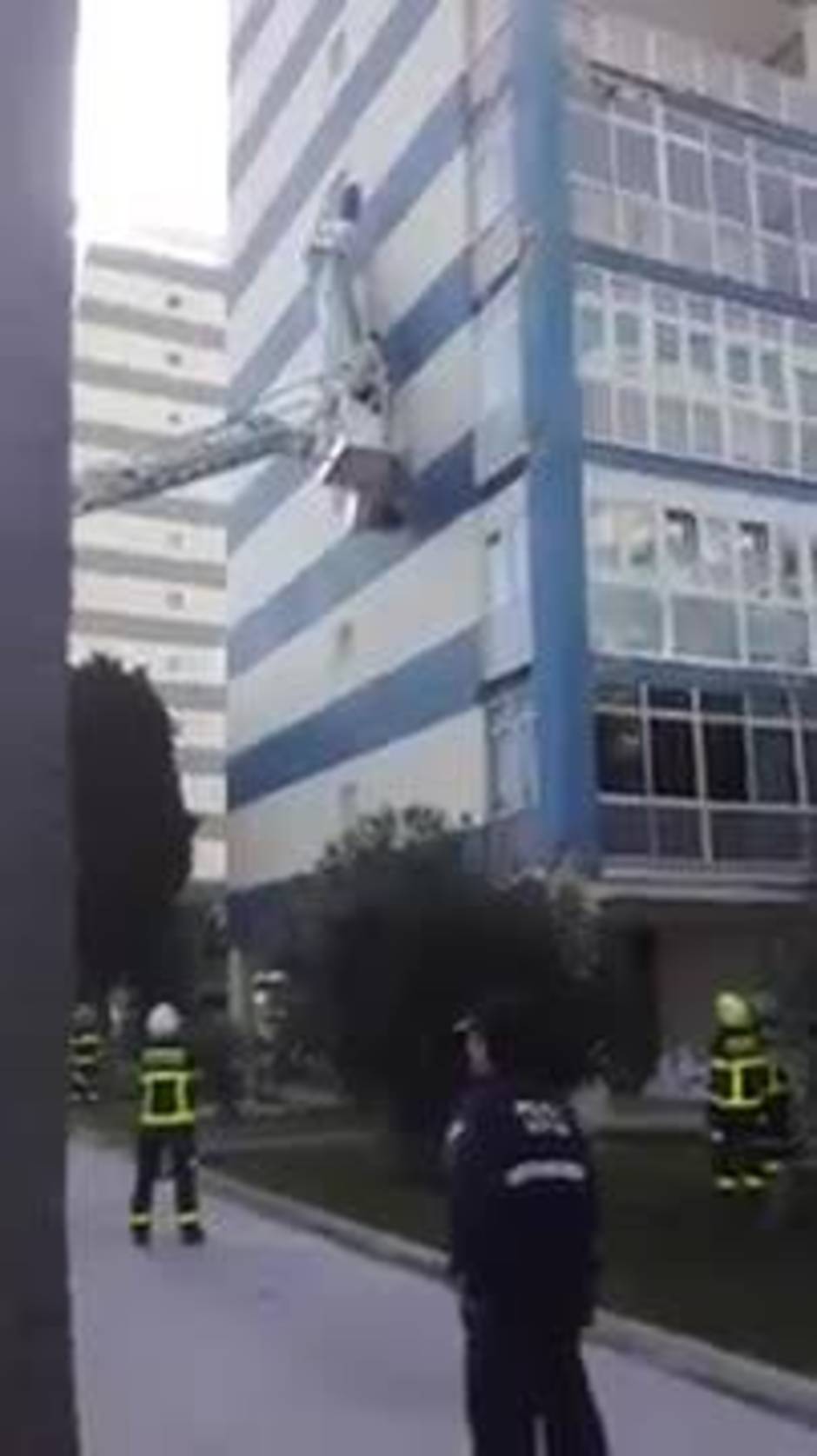 Rescatados dos trabajadores que se habían quedado colgando en un andamio en Cádiz