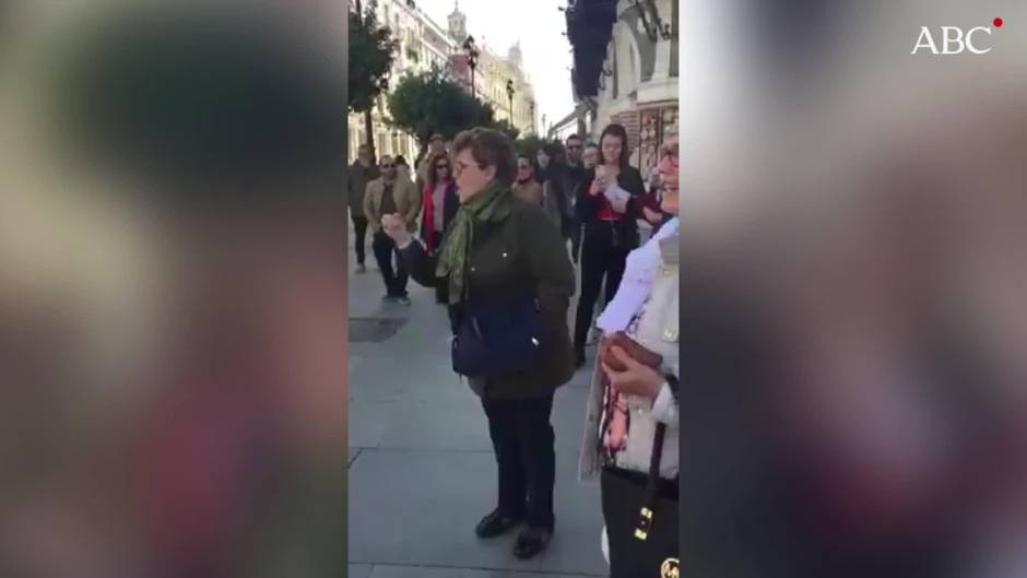 Saeta a una estatua viviente en el centro de Sevilla