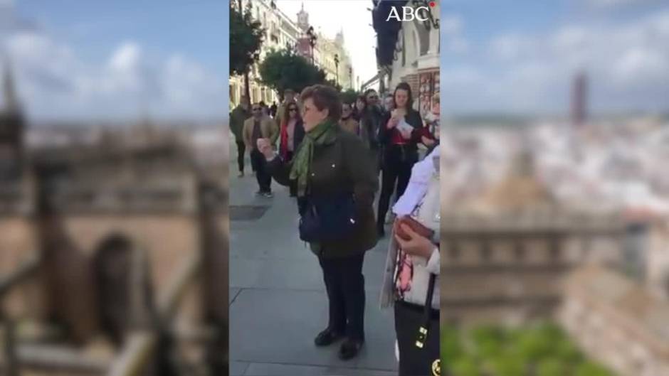 La saeta ante una estatua humana de Cristo en Sevilla se hace viral