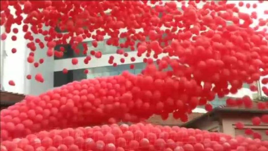 Brasil conmemora el Día Mundial del Sida soltado miles de globos rojos al cielo