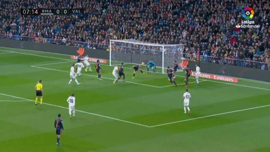 Gol de Wass en propia puerta (1-0) en el Real Madrid 2-0 Valencia