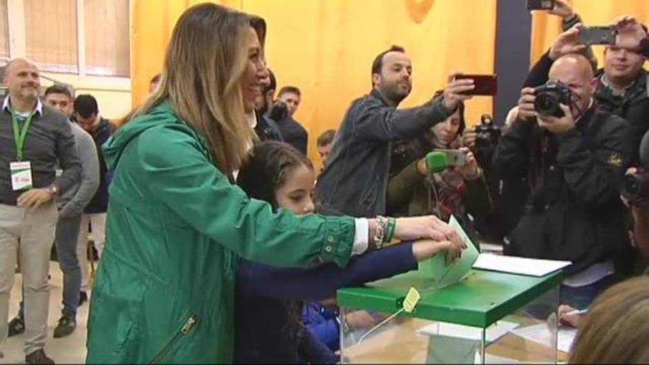 Susana Díaz vota acompañada de su sobrina en el colegio Alfares de Sevilla