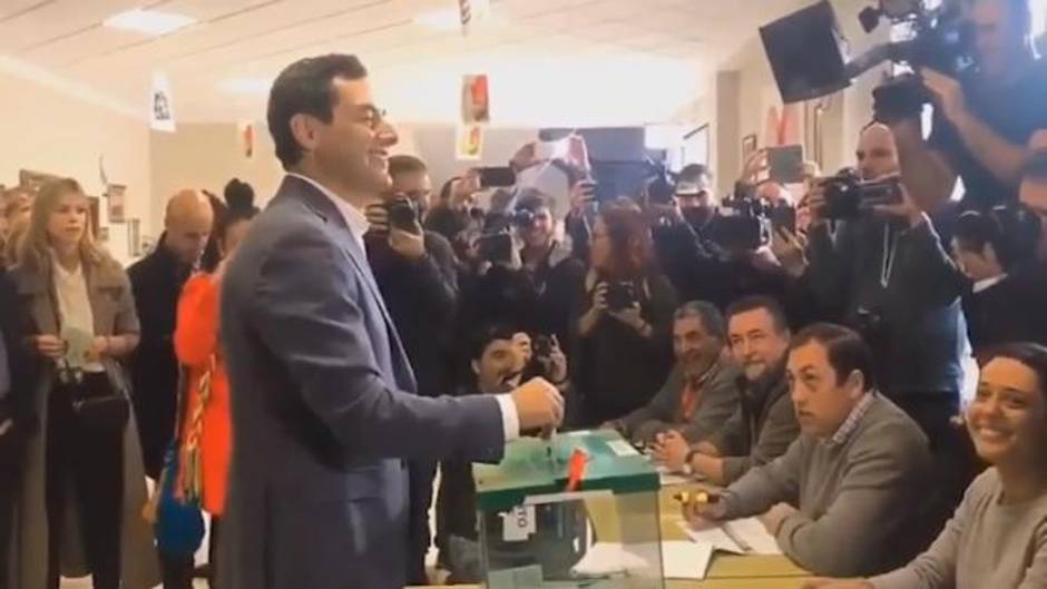 Juanma Moreno acude a votar en Málaga