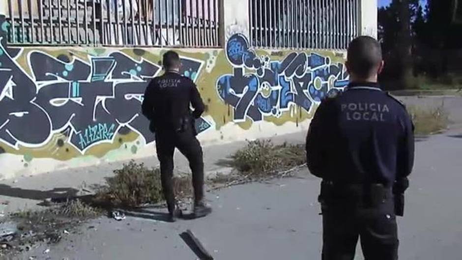 La policía identifica a 43 grafiteros