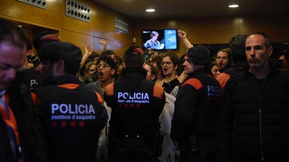 Decenas de estudiantes intentan boicotear el acto de Ciudadanos en el Liceo