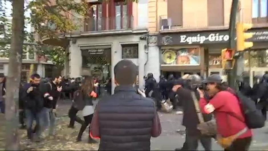 Los Mossos han cargado contra los CDR cuando trataban de impedir un acto de Vox en la Plaza 1 de Octubre.