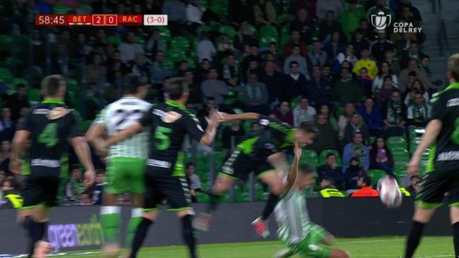 Gol de Sanabria, de penalti, (2-0) en el Real Betis 4-0 Racing de Santander