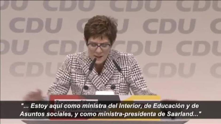 Annegret Kramp-Karrenbauer será la sucesora de Angela Merkel en la CDU