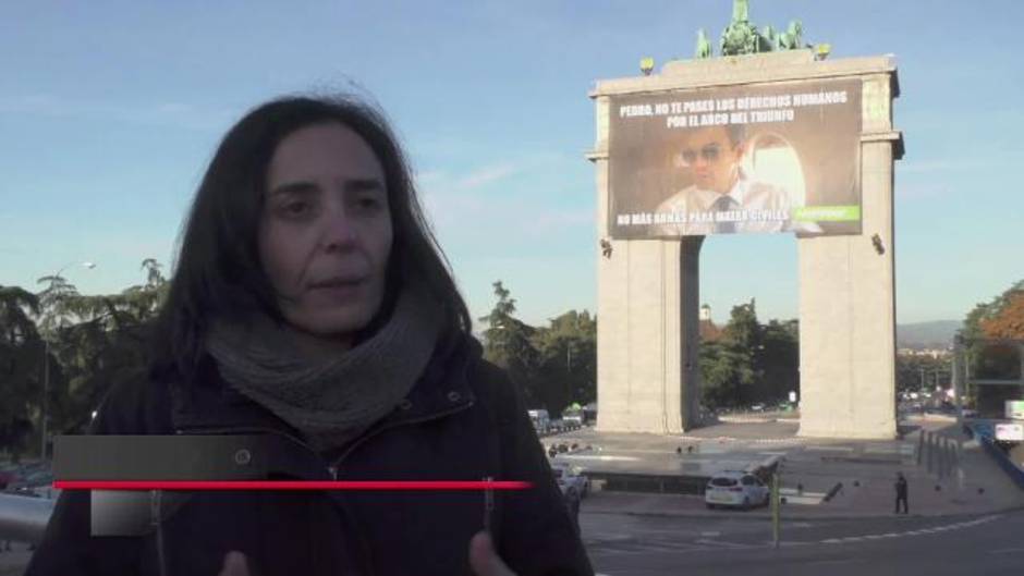 Greenpeace cuelga una pancarta gigante en Moncloa con la cara de Pedro Sánchez