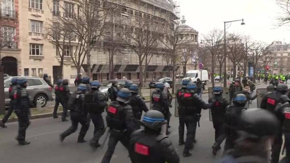 Los "chalecos amarillos" vuelve a salir a las calles de París