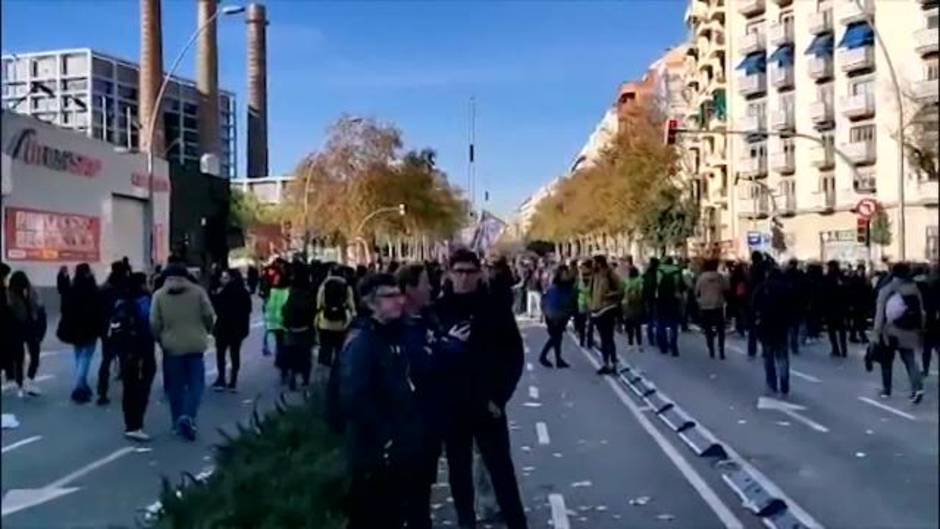 Manifestantes en Estaciò de França y Paral.lel tras las cargas policiales