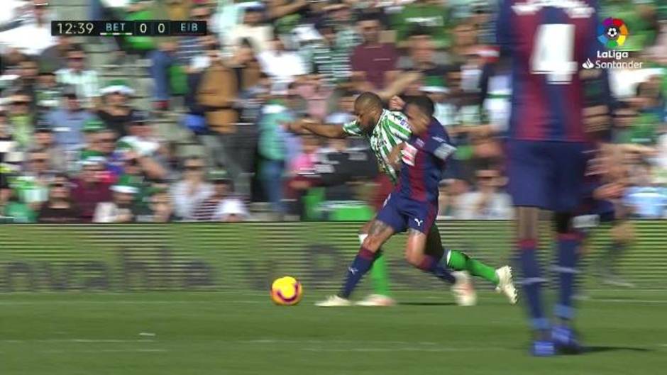 La lesión de Sidnei en el Betis 1-1 Eibar