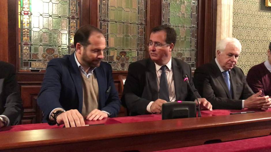 Ayuntamiento. Firma de los nuevos locales para la Centuria y Encarnación