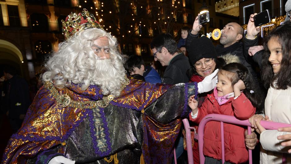 Los más pequeños disfrutan con sus regalos de Reyes