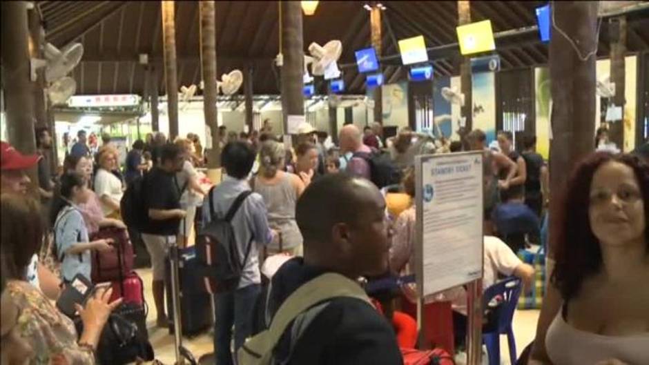 Miles de turistas permanecen atrapados en el aeropuerto de Koh Samui por la tormenta Pabuk