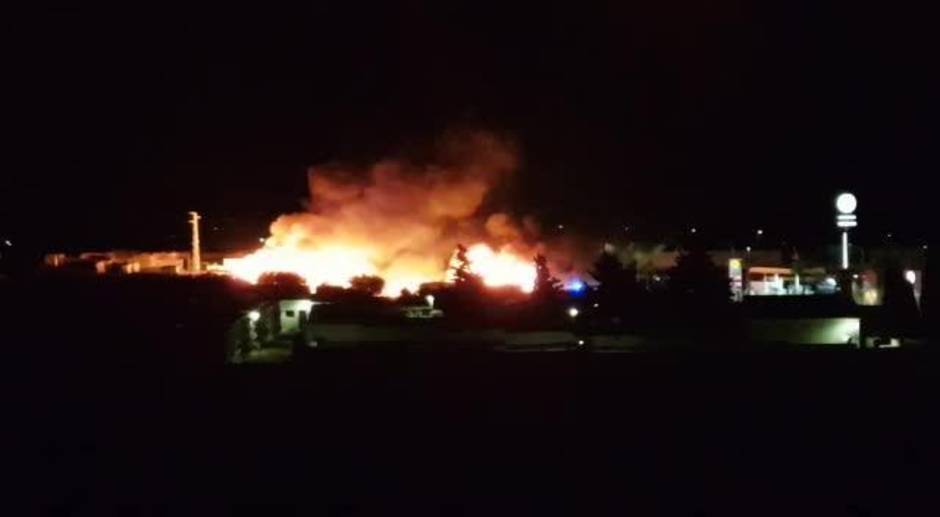 Diez desalojados tras un incendio sin heridos en el asentamiento Los Naranjos de Lepe