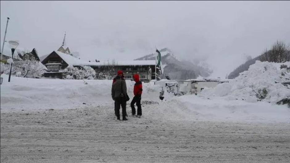 Los numerosos aludes controlados en los alpes suizos para evitar avalanchas mortales