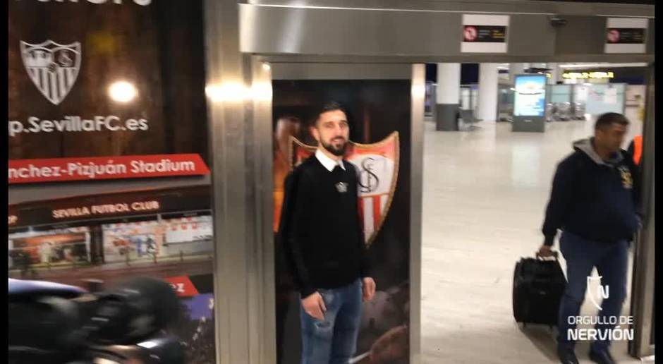 El goleador Dabbur llega a Sevilla para firmar por el Sevilla FC para la póxima temporada