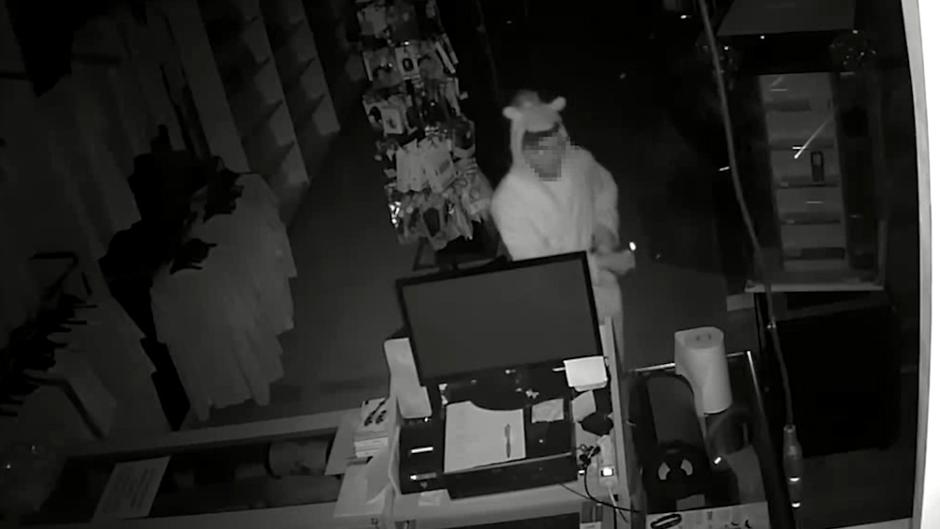 Inaudito robo en Málaga: Un joven atraca una tienda vestido de unicornio