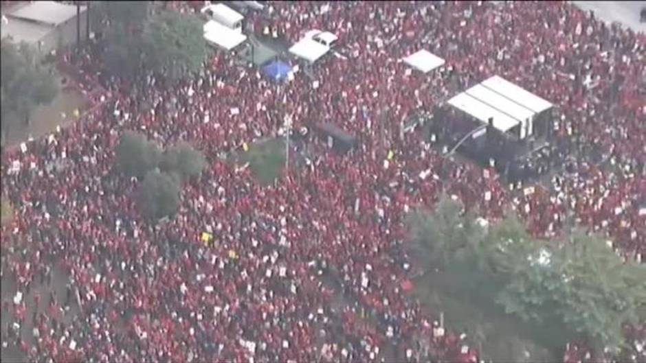 Multitudinaria manifestación en Los Angeles en apoyo al sindicato de profesores
