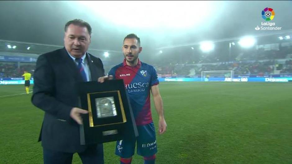 Homenaje a Ferreriro por sus cien partidos en el Huesca 0-3 Atlético