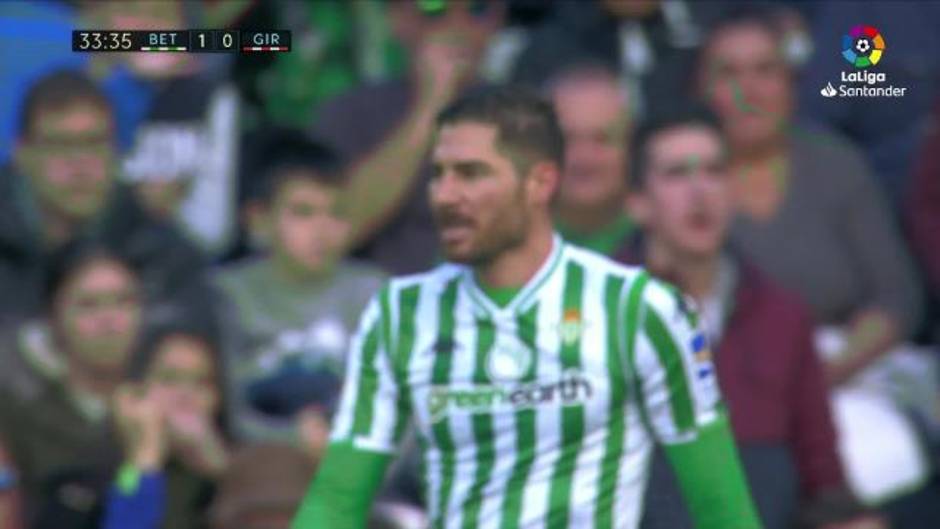 Doumbia reclama un posible penalti en el Betis-Girona