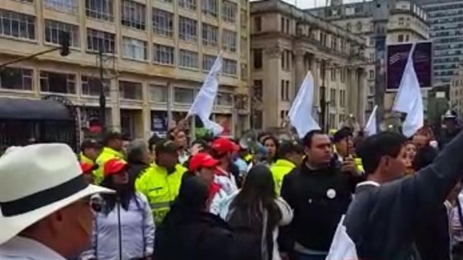 Vídeo: Miles de personas se manifiestan en Bogotá en contra del terrorismo