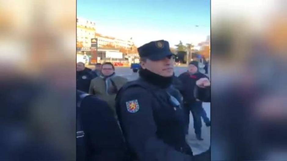 Escrache de los taxistas a Rivera en la estación de Atocha en Madrid