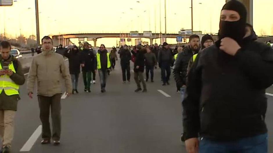 Los taxistas logran cortar brevemente la M-40 ante la estrecha vigilancia de la Policía