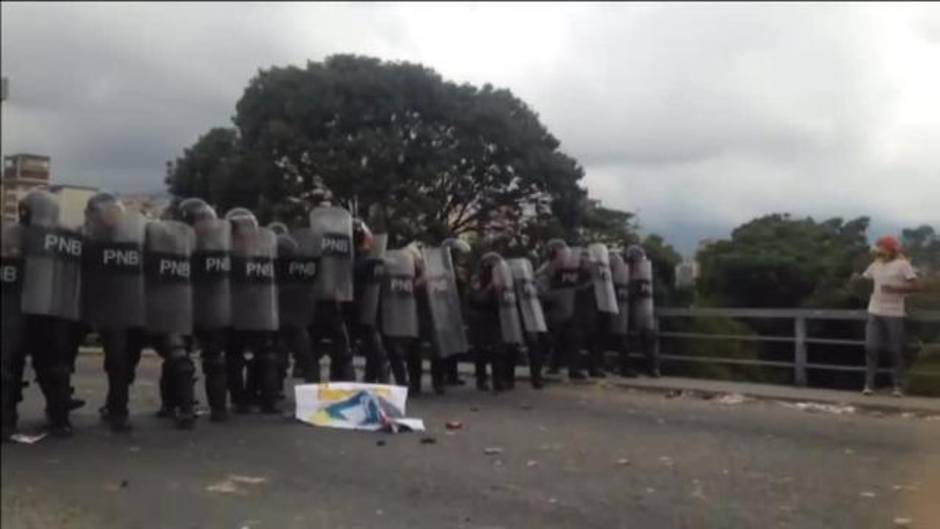 El líder de la oposición venezolana Juan Guaidó se autoproclama presidente