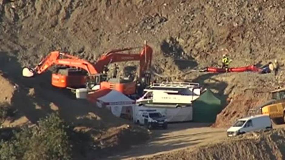 Los mineros avanzan un metro y medio en la excavación del túnel horizontal para llegar a Julen